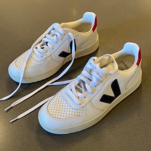 Veja shoes. Worn 2 times. Great condition.